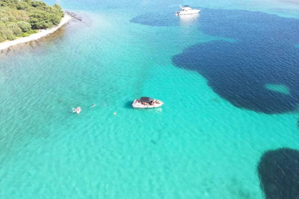 Niestandardowa całodniowa wycieczka łodzią: Błękitna Laguna, Błękitna Jaskinia, Trogir, Wyspy, Hvar, Brac