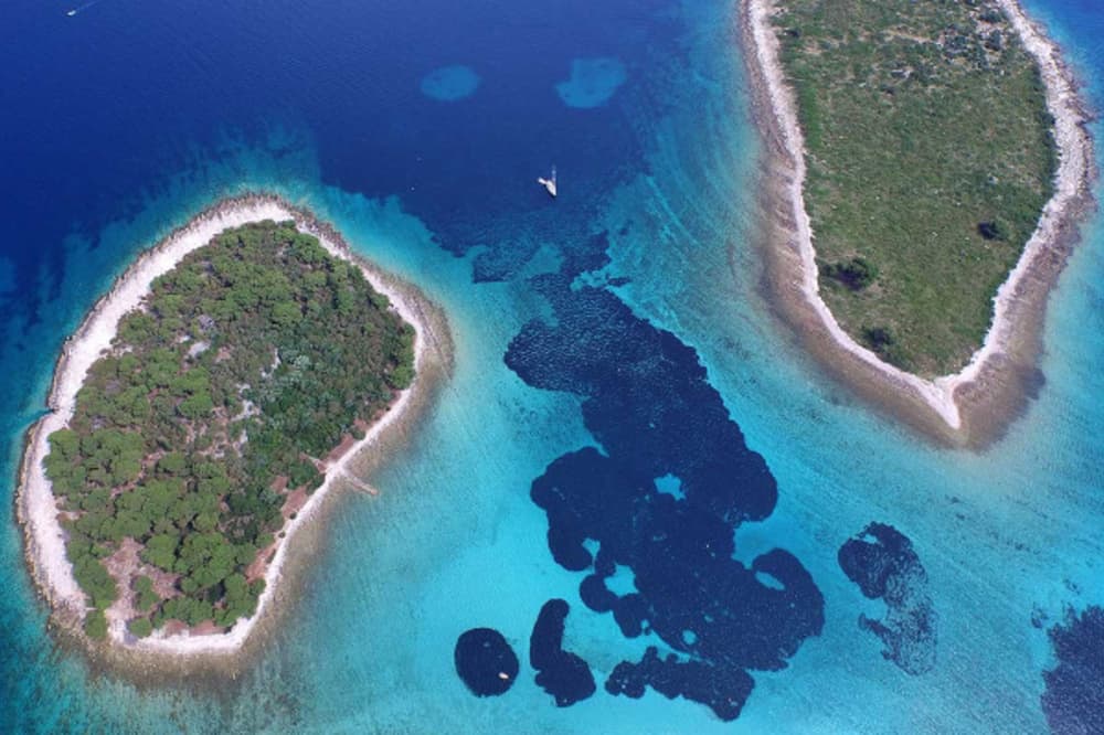 Niestandardowa całodniowa wycieczka łodzią: Błękitna Laguna, Błękitna Jaskinia, Trogir, Wyspy, Hvar, Brac