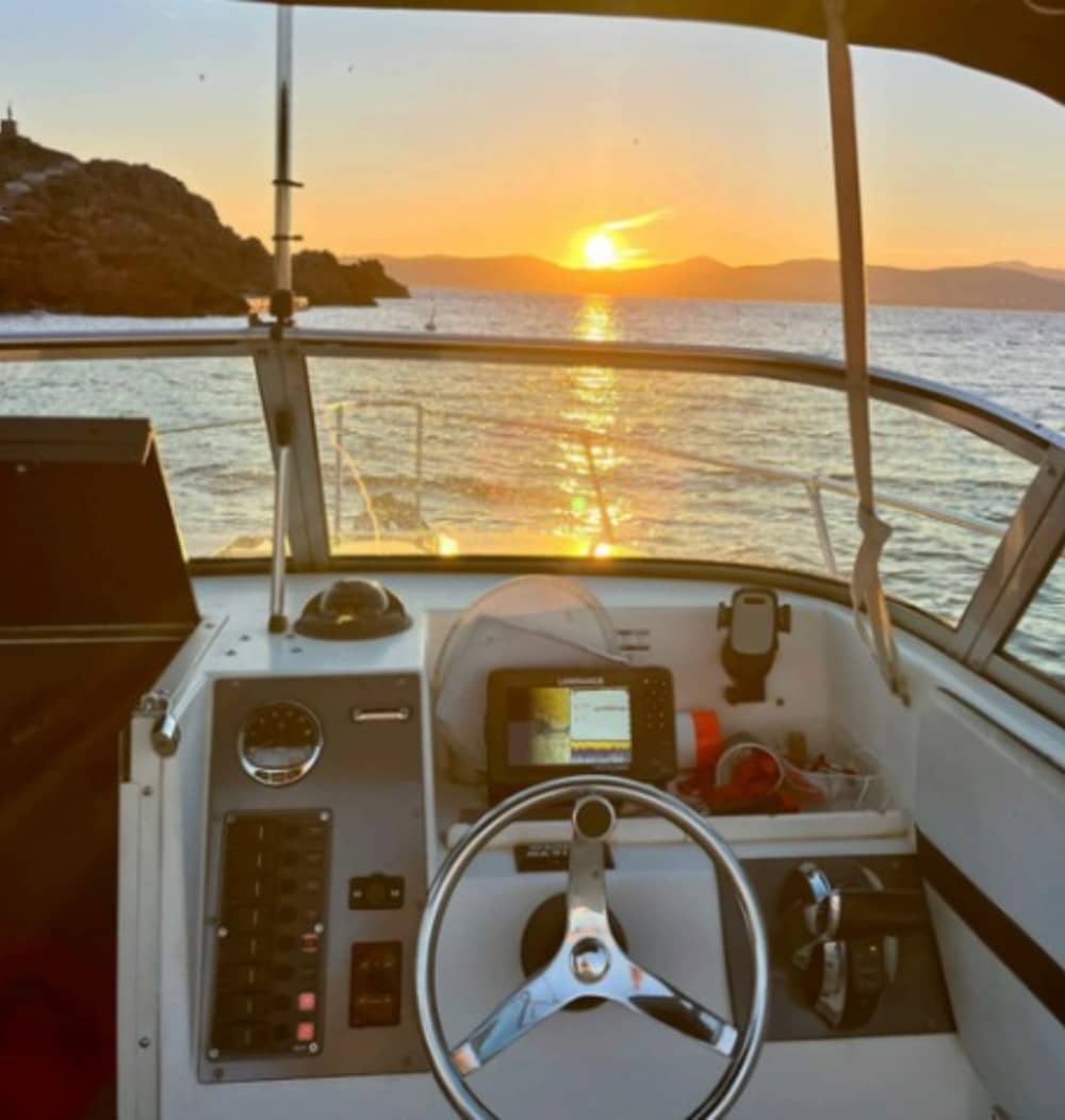 Discover Saint-Tropez aboard our Seaswirl striper 7.7