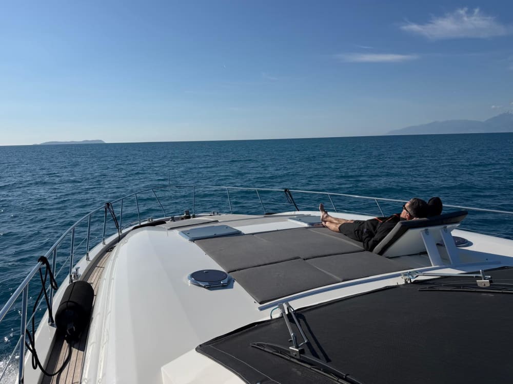 Découvrez les eaux cristallines de la Méditerranée à bord d'un yacht