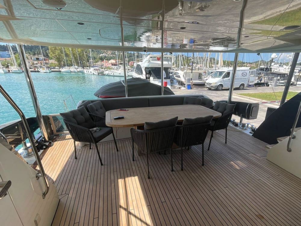 Scopri le acque cristalline del Mediterraneo a bordo di uno yacht.