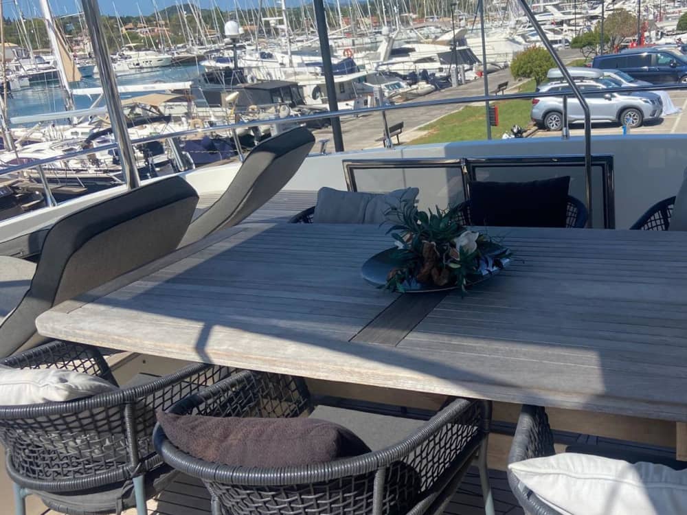 Découvrez les eaux cristallines de la Méditerranée à bord d'un yacht