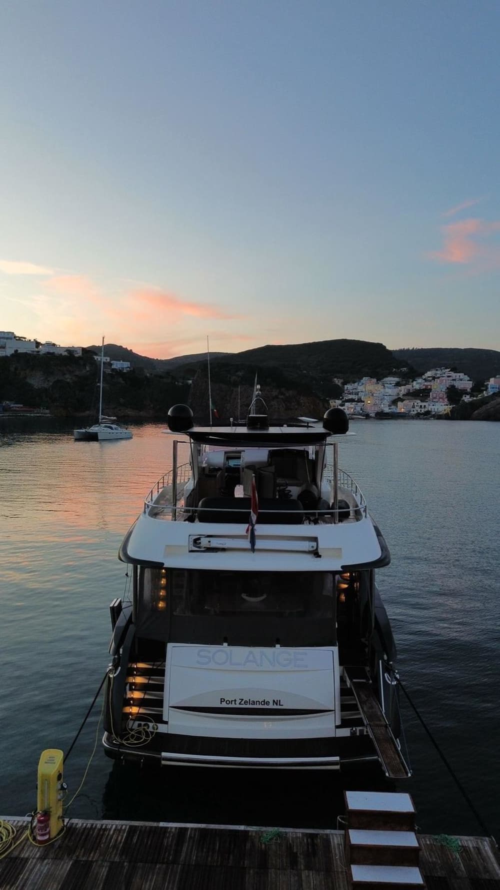 Descubra las aguas cristalinas del Mediterráneo a bordo de un yate.