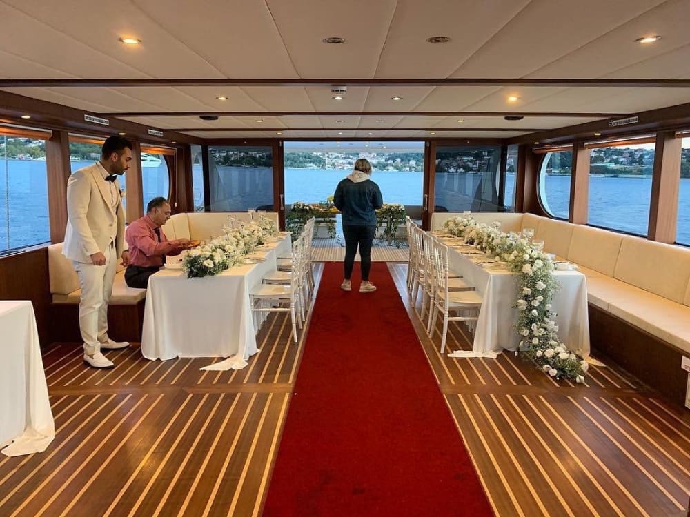 İstanbul'da 80 Kişilik Lüks Yat Kiralama | Özel Boğaz Turu