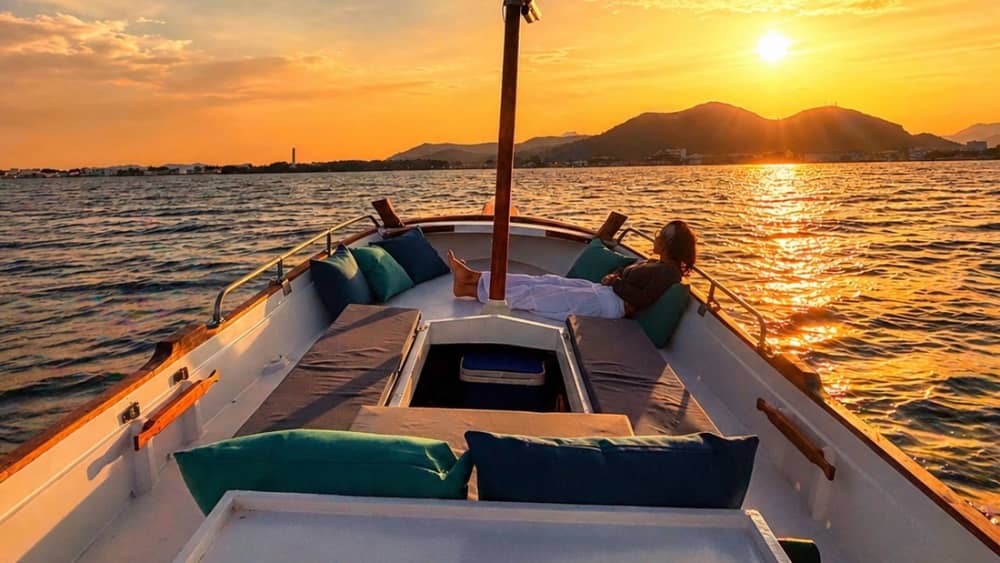 Alcudia: Sunset on a traditional boat. Tapas & local wine