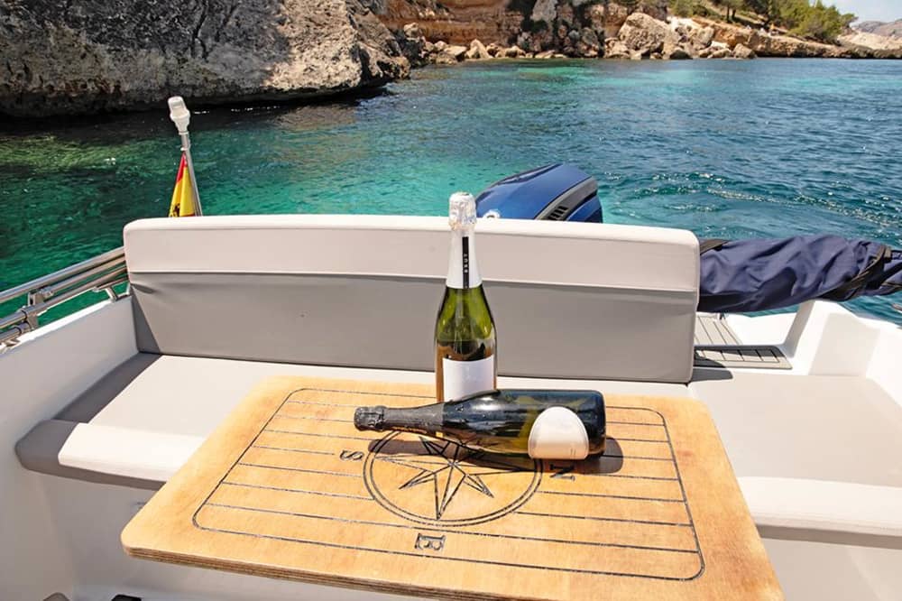 Kies een van onze boten en ontdek onze fantastische zeereservaten en grotten in de omgeving van Calvia.
