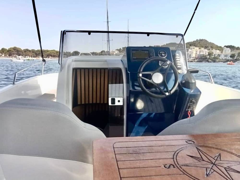 Kies een van onze boten en ontdek onze fantastische zeereservaten en grotten in de omgeving van Calvia.
