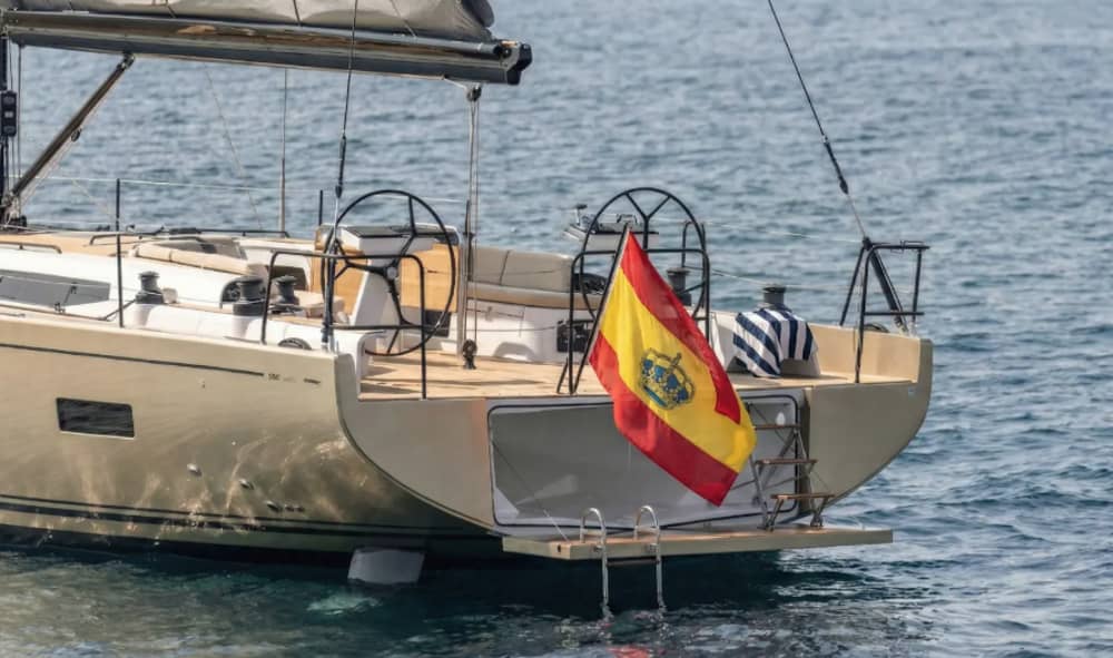 Luxury day trip in Ibiza and Formentera: sunset experience for 11 people with captain included.