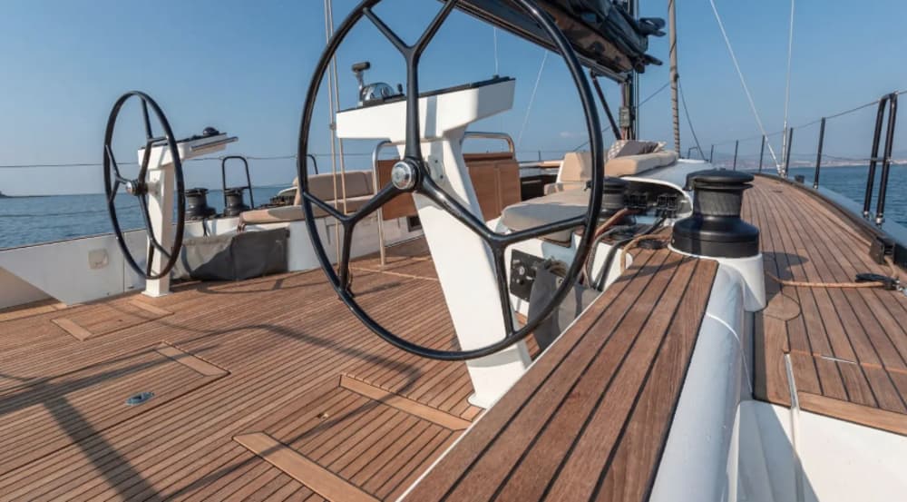 Luxury day trip in Ibiza and Formentera: sunset experience for 11 people with captain included.