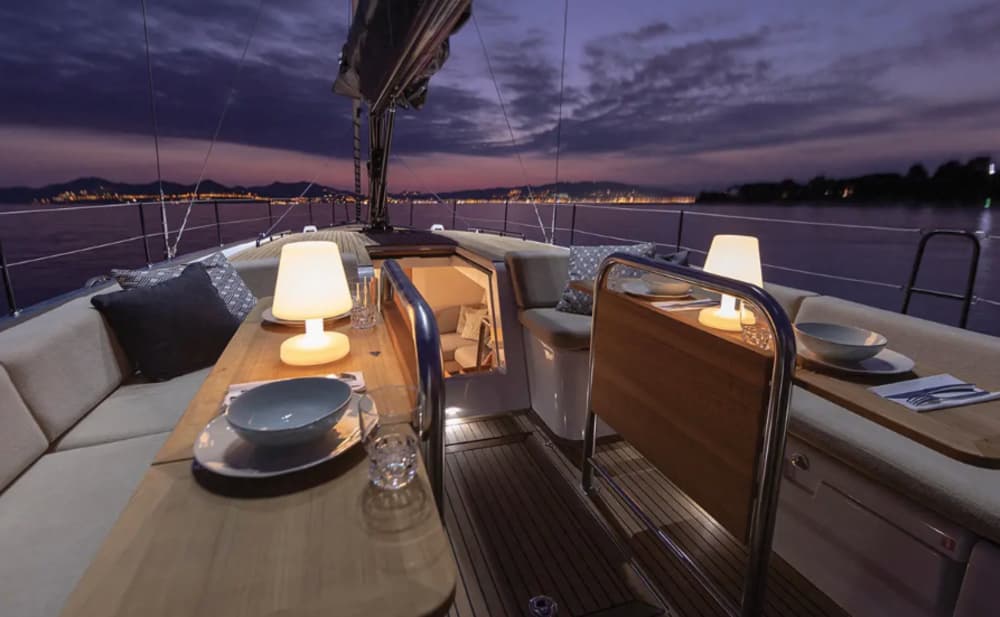 Luxury day trip in Ibiza and Formentera: sunset experience for 11 people with captain included.