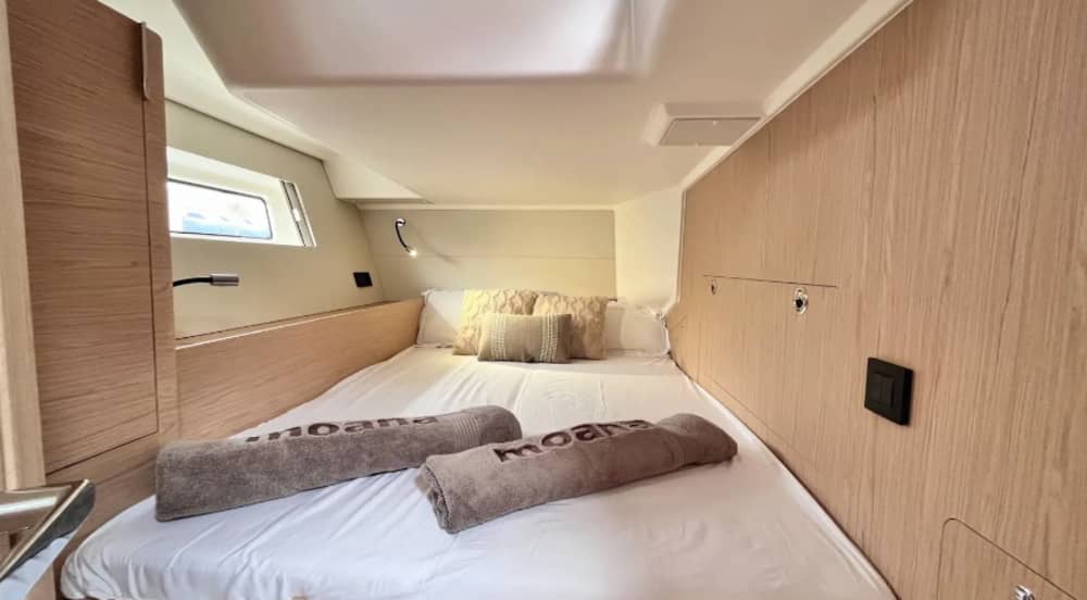 Luxury day trip in Ibiza and Formentera: sunset experience for 11 people with captain included.