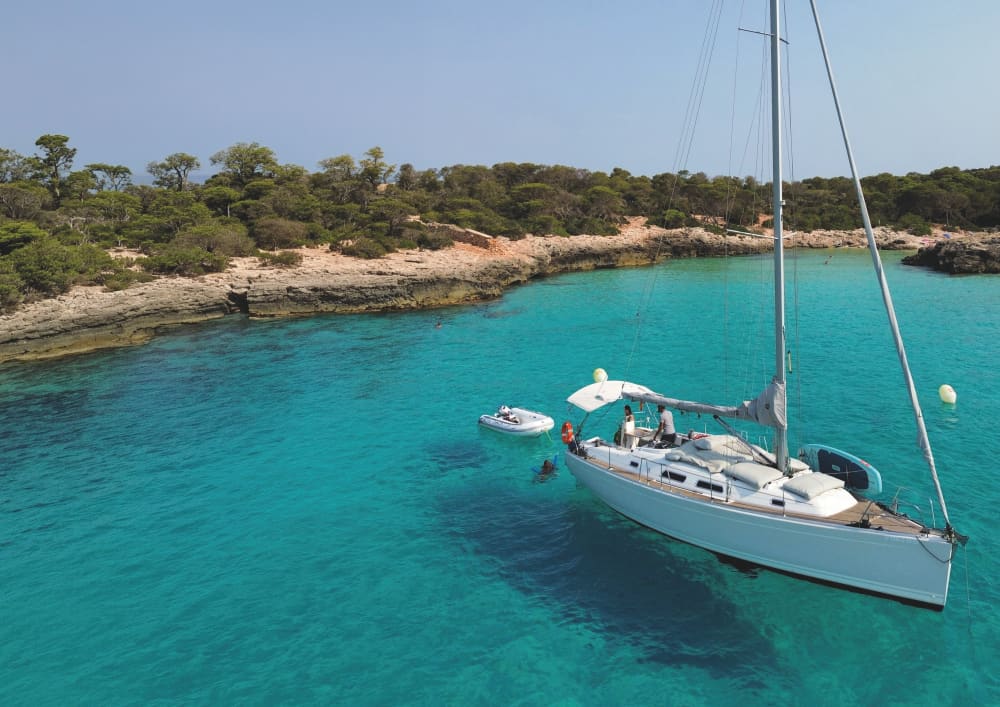 4h - Private sailing trip to the turquoise coves of Menorca in half a day.