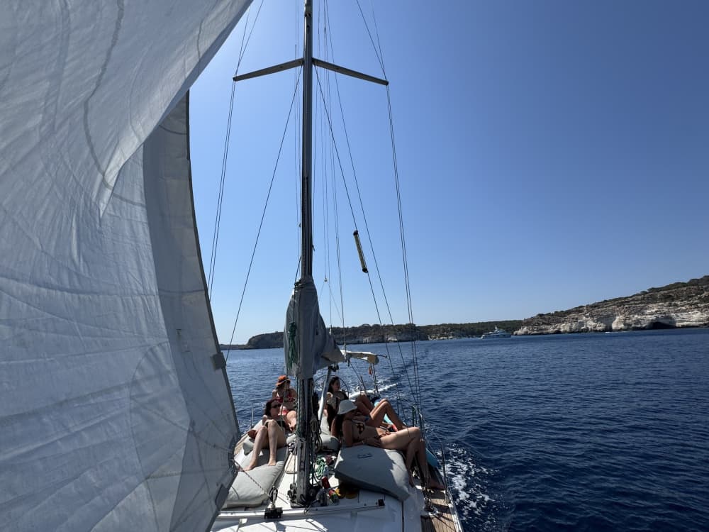 4h - Private sailing trip to the turquoise coves of Menorca in half a day.