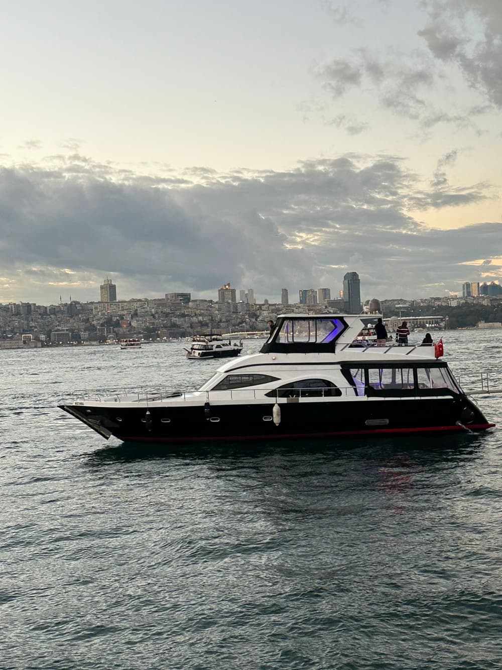 Excursão de iate de luxo para 23 pessoas pelo Bósforo – Istambul