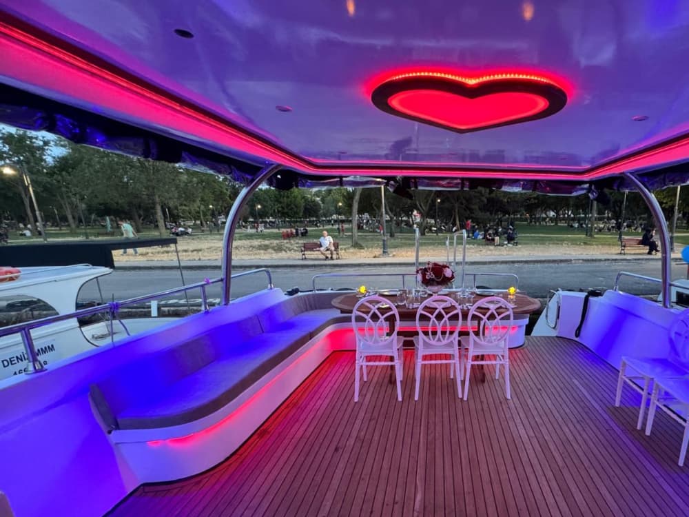Excursão de iate de luxo para 23 pessoas pelo Bósforo – Istambul