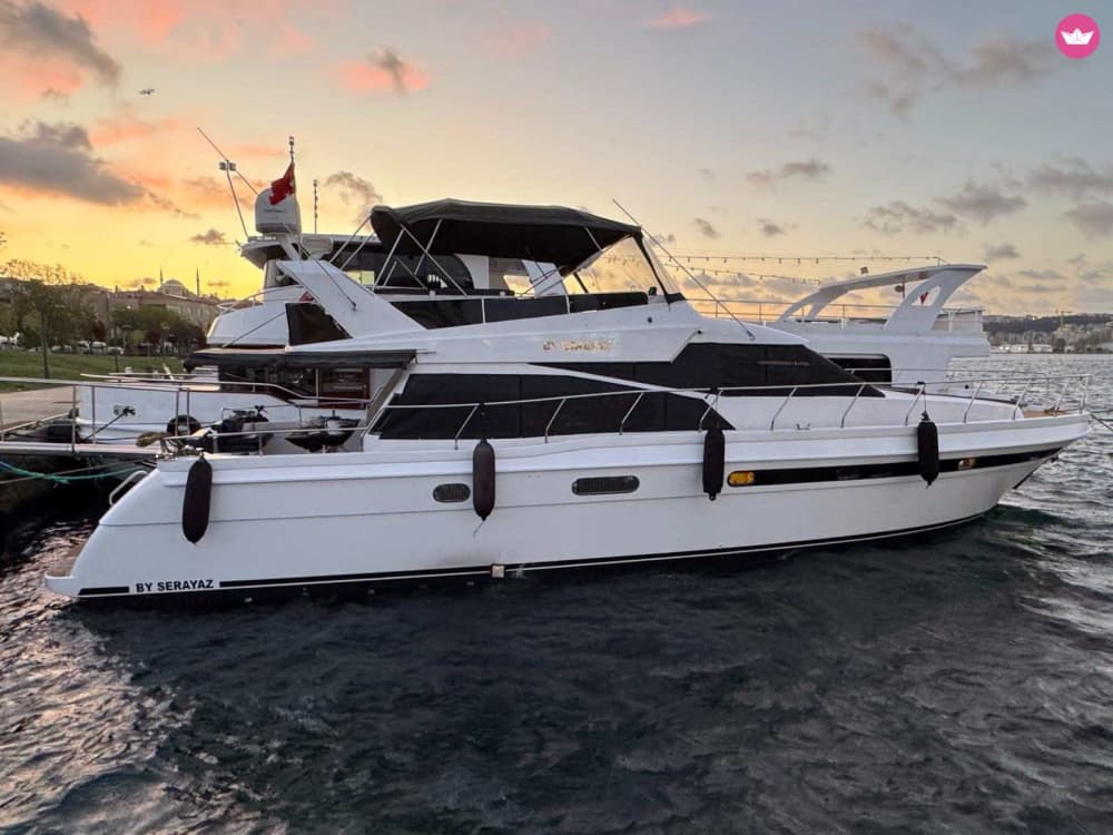 Istanbul Luxury Daytime Bosphorus Yacht Cruise with Fruits & Snacks