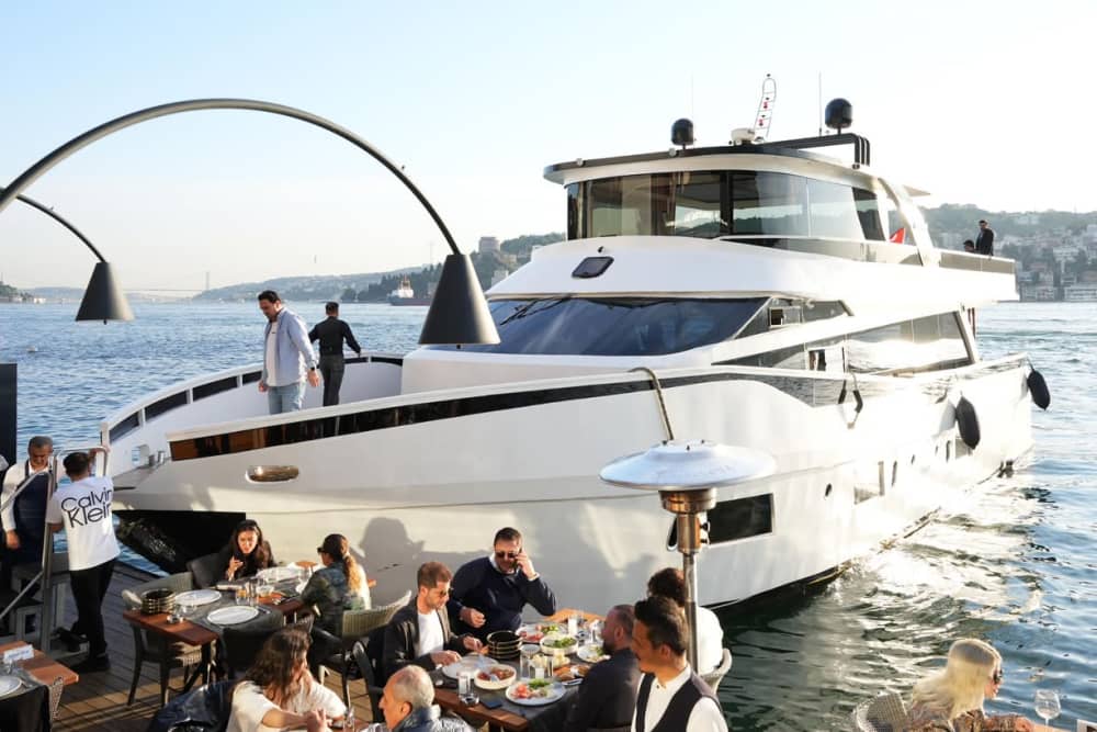 Luxury 2-Hour Bosphorus Yacht Experience