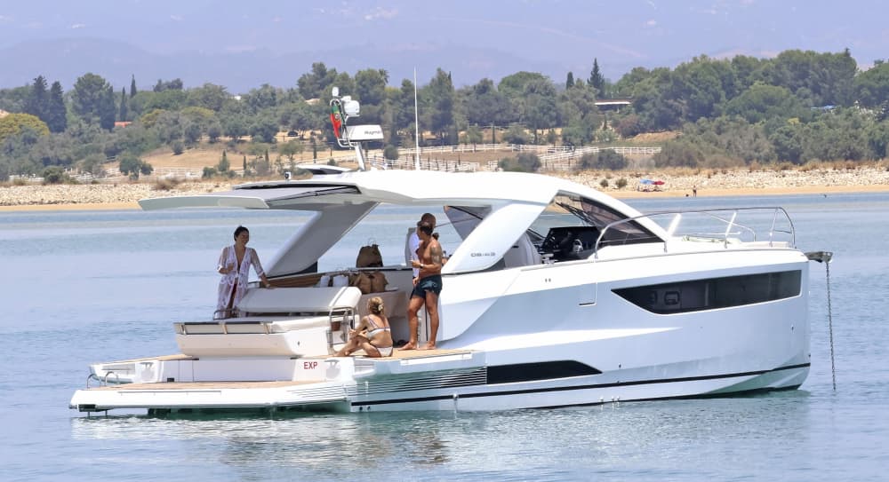 Jeanneau DB43 – Nowa definicja nadmorskiego luksusu – Pół dnia