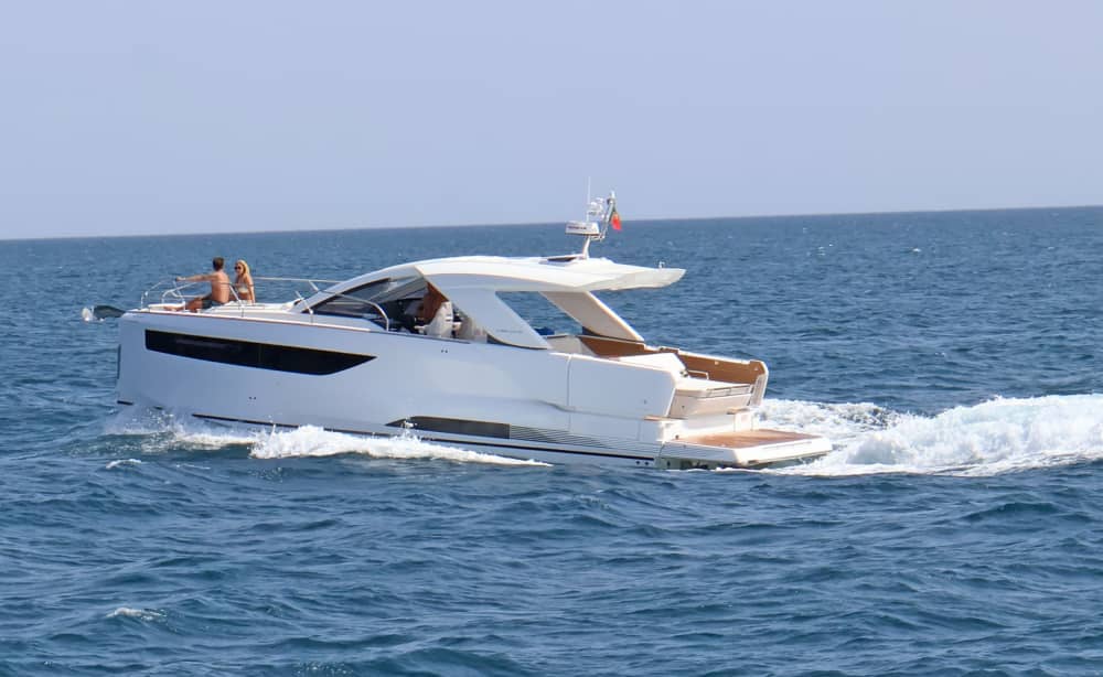 Jeanneau DB43 – Nowa definicja nadmorskiego luksusu – Pół dnia