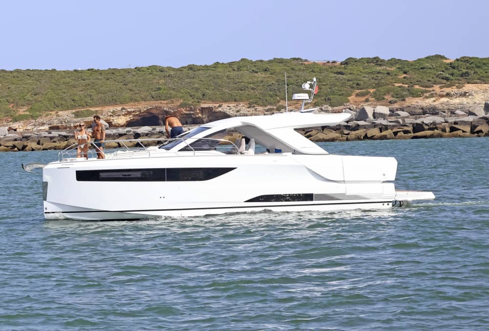 Jeanneau DB43 – Nowa definicja nadmorskiego luksusu – Pół dnia