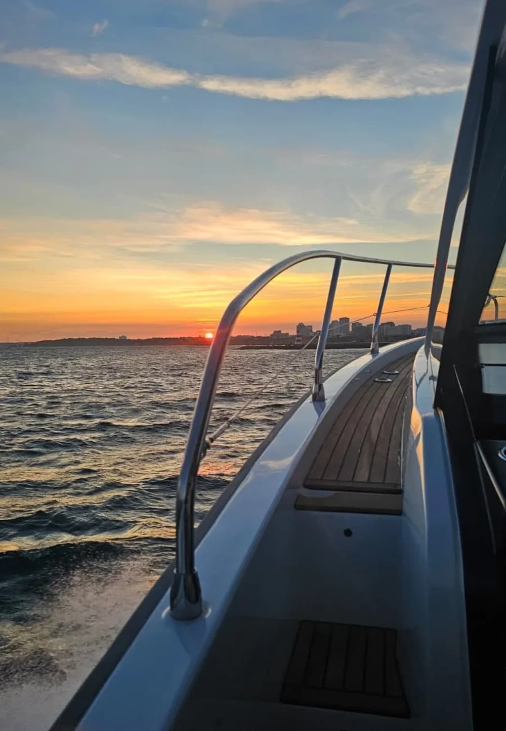 Goldene Farben und Meerblick: Ihre DB43-Sonnenuntergangsfahrt