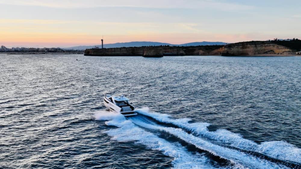 Goldene Farben und Meerblick: Ihre DB43-Sonnenuntergangsfahrt