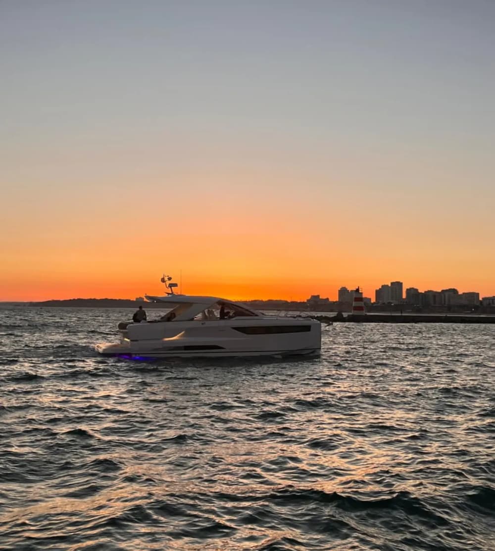 Goldene Farben und Meerblick: Ihre DB43-Sonnenuntergangsfahrt