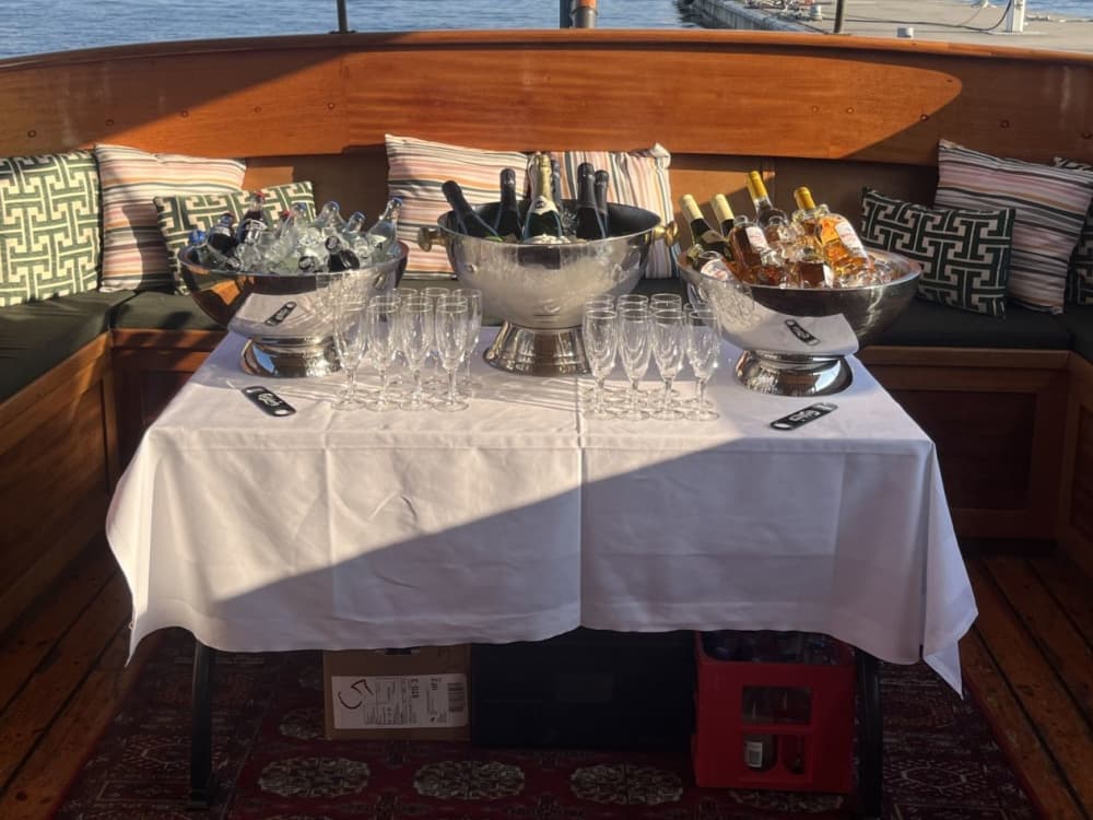 Vintage Pettersson Boat Tour – 3-Hour Stockholm Cruise