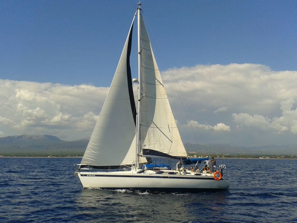 Genießen Sie einen ganzen Tag Segeln in Roda de Berà auf einem Segelboot