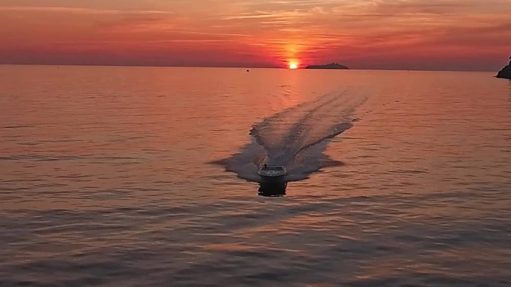 Crucero al atardecer desde el puerto antiguo de Dubrovnik
