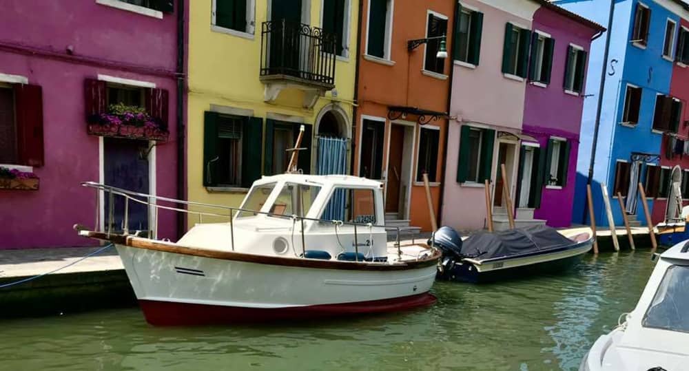 Ihr Tag in Venedig: Mieten Sie ein Motorboot für 6 Stunden Entdeckungstour