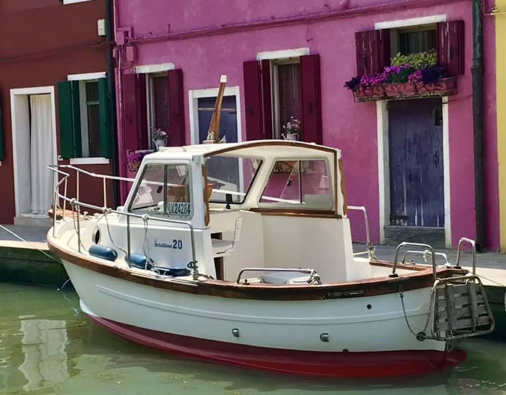 Ihr Tag in Venedig: Mieten Sie ein Motorboot für 6 Stunden Entdeckungstour