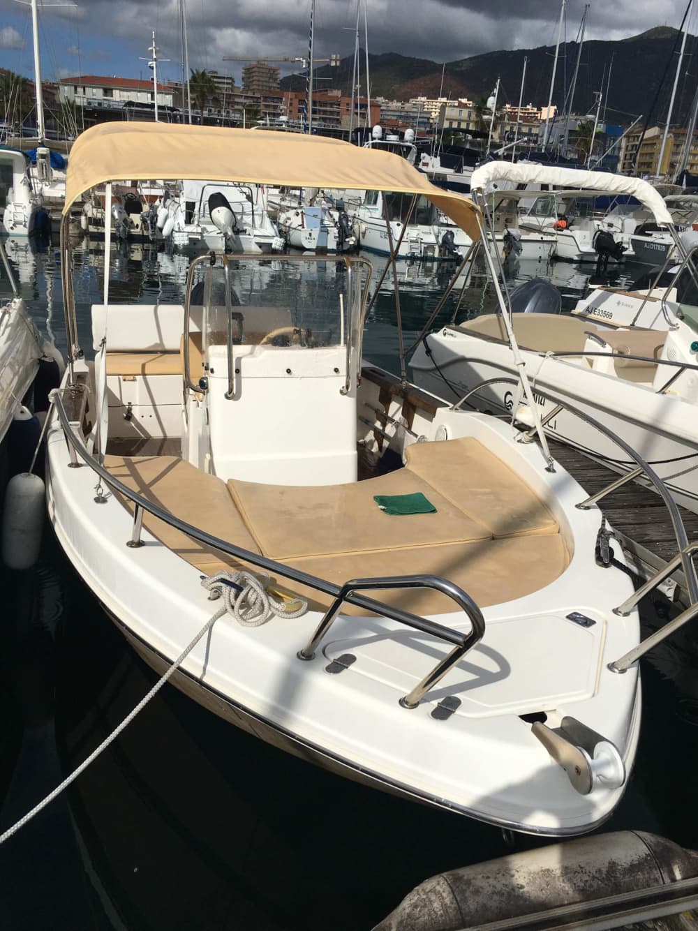 Explorez Ajaccio en bateau : une journée complète sur l'eau à bord d'un bateau à moteur