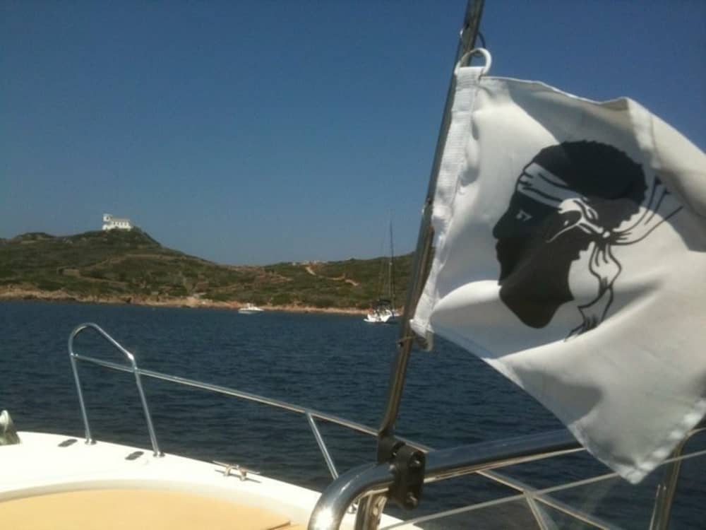 Explorez Ajaccio en bateau : une journée complète sur l'eau à bord d'un bateau à moteur