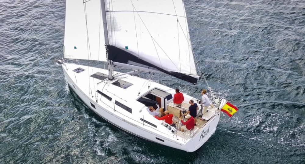 Disfruta de un día completo de navegación en A Coruña a bordo de un velero.