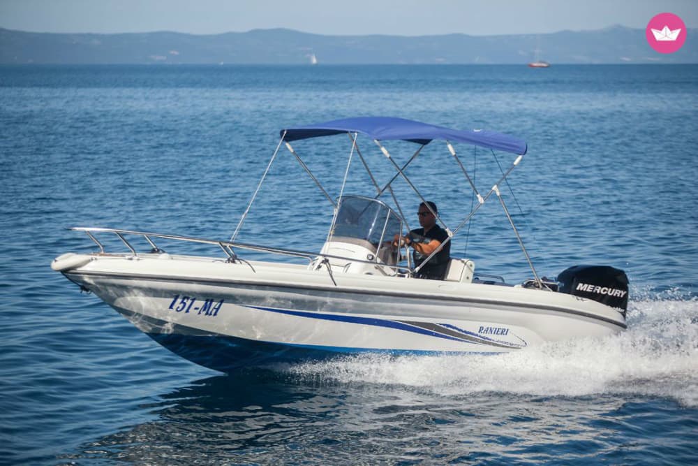 Your private motorboat for a day around Tučepi