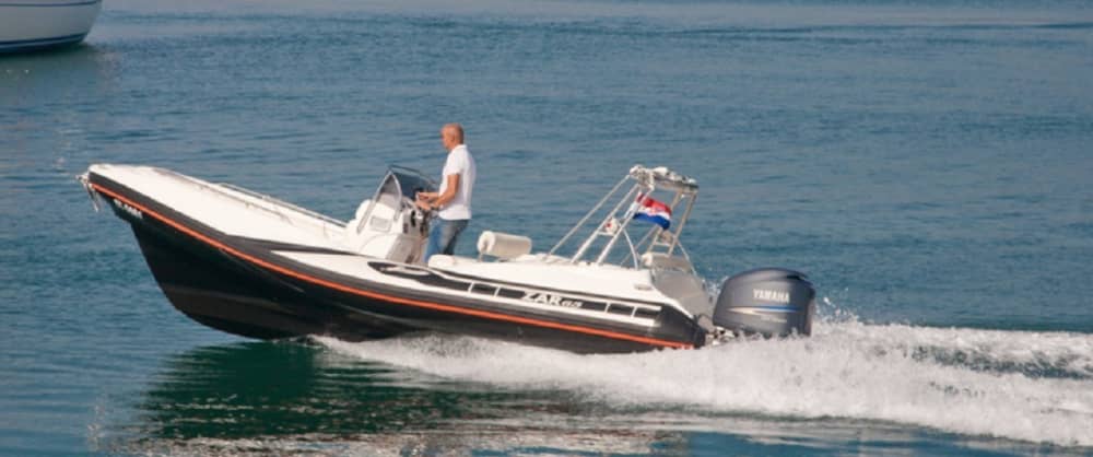 Enjoy 9h on a motorboat to explore Duće