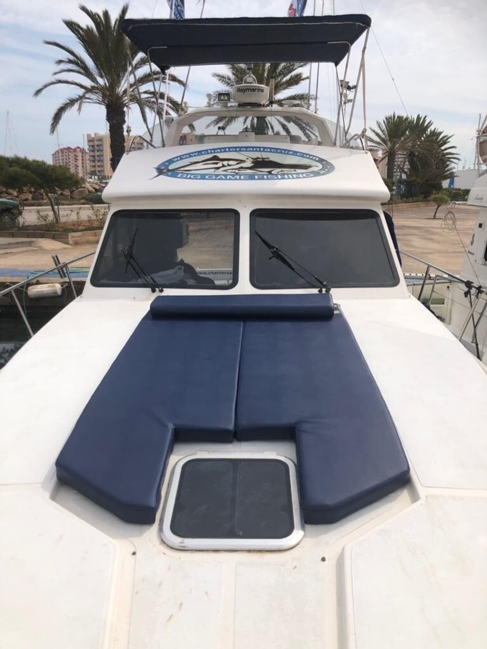 Uma viagem personalizada a La Manga: um dia inteiro de magia a bordo de um iate a motor.