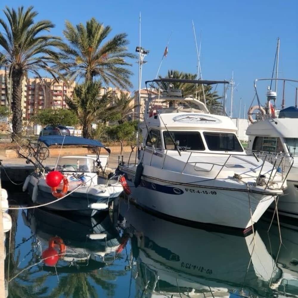 Uma viagem personalizada a La Manga: um dia inteiro de magia a bordo de um iate a motor.