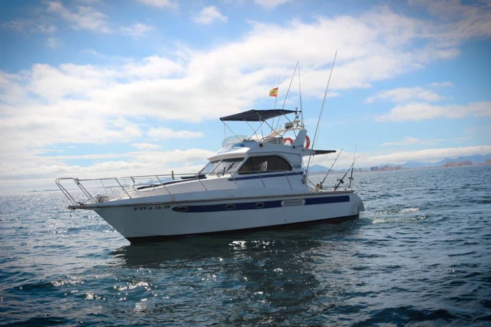 Uma viagem personalizada a La Manga: um dia inteiro de magia a bordo de um iate a motor.