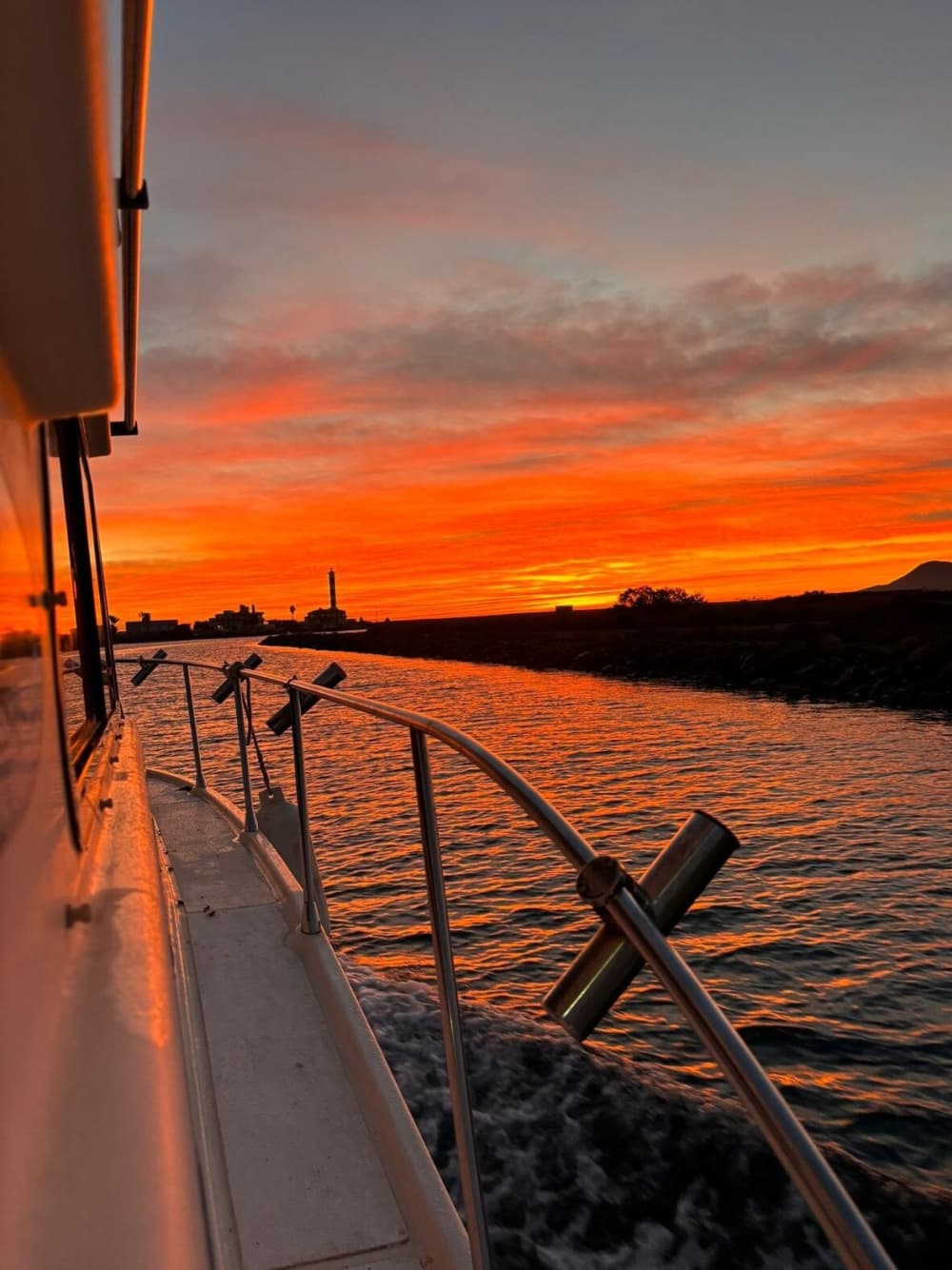 Uma viagem personalizada a La Manga: um dia inteiro de magia a bordo de um iate a motor.