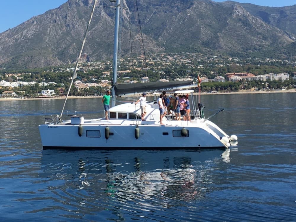 Esclusiva crociera di mezza giornata in catamarano a Marbella