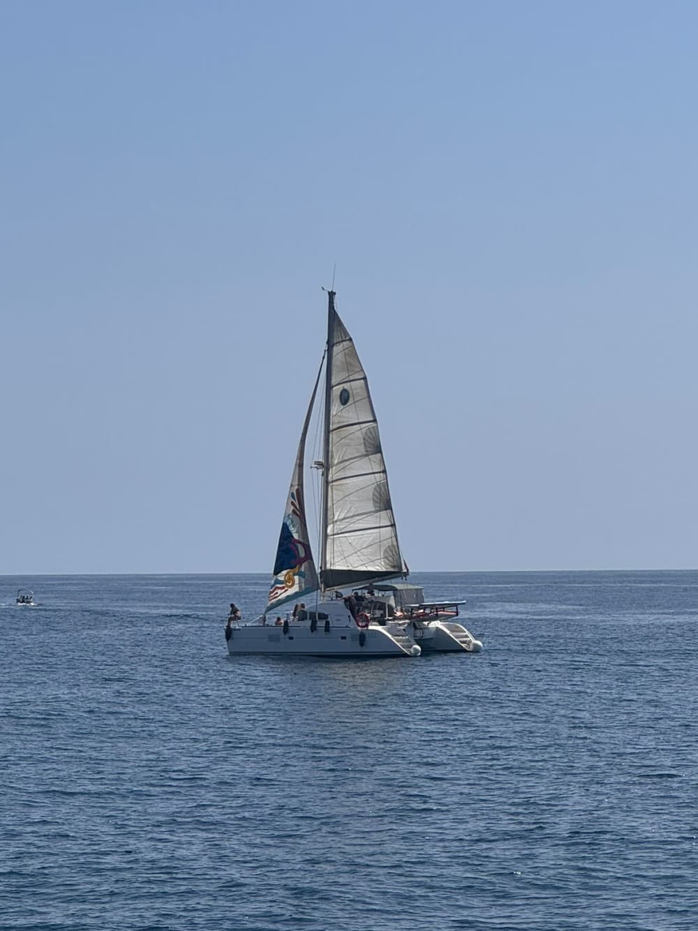 Esclusiva crociera di mezza giornata in catamarano a Marbella