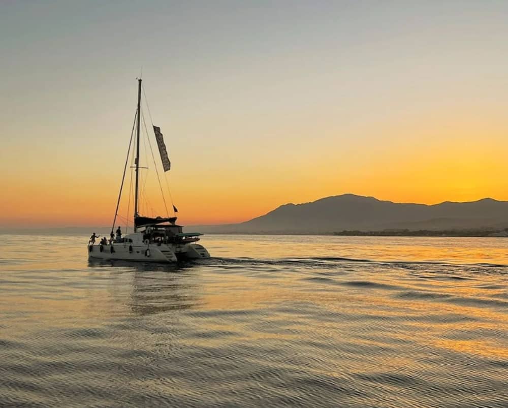 Esclusiva crociera di mezza giornata in catamarano a Marbella