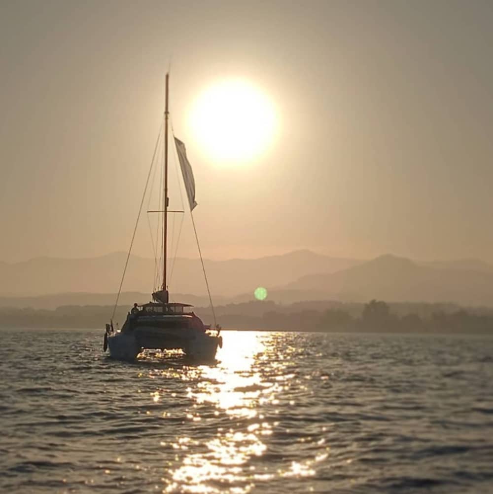Esclusiva crociera di mezza giornata in catamarano a Marbella