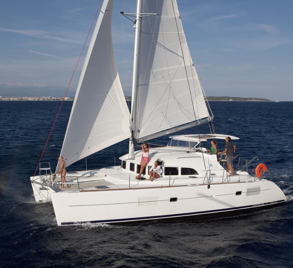 Esclusiva crociera di mezza giornata in catamarano a Marbella