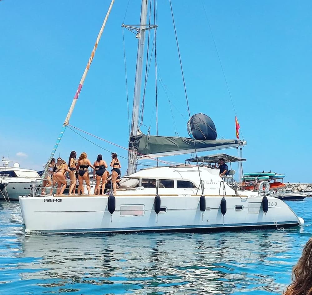 Esclusiva crociera di mezza giornata in catamarano a Marbella