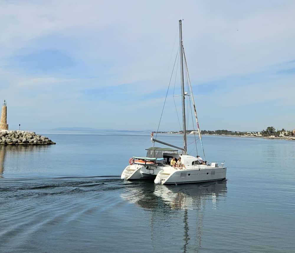 Esclusiva crociera di mezza giornata in catamarano a Marbella
