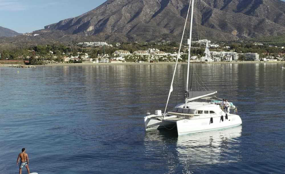 Esclusiva crociera di mezza giornata in catamarano a Marbella