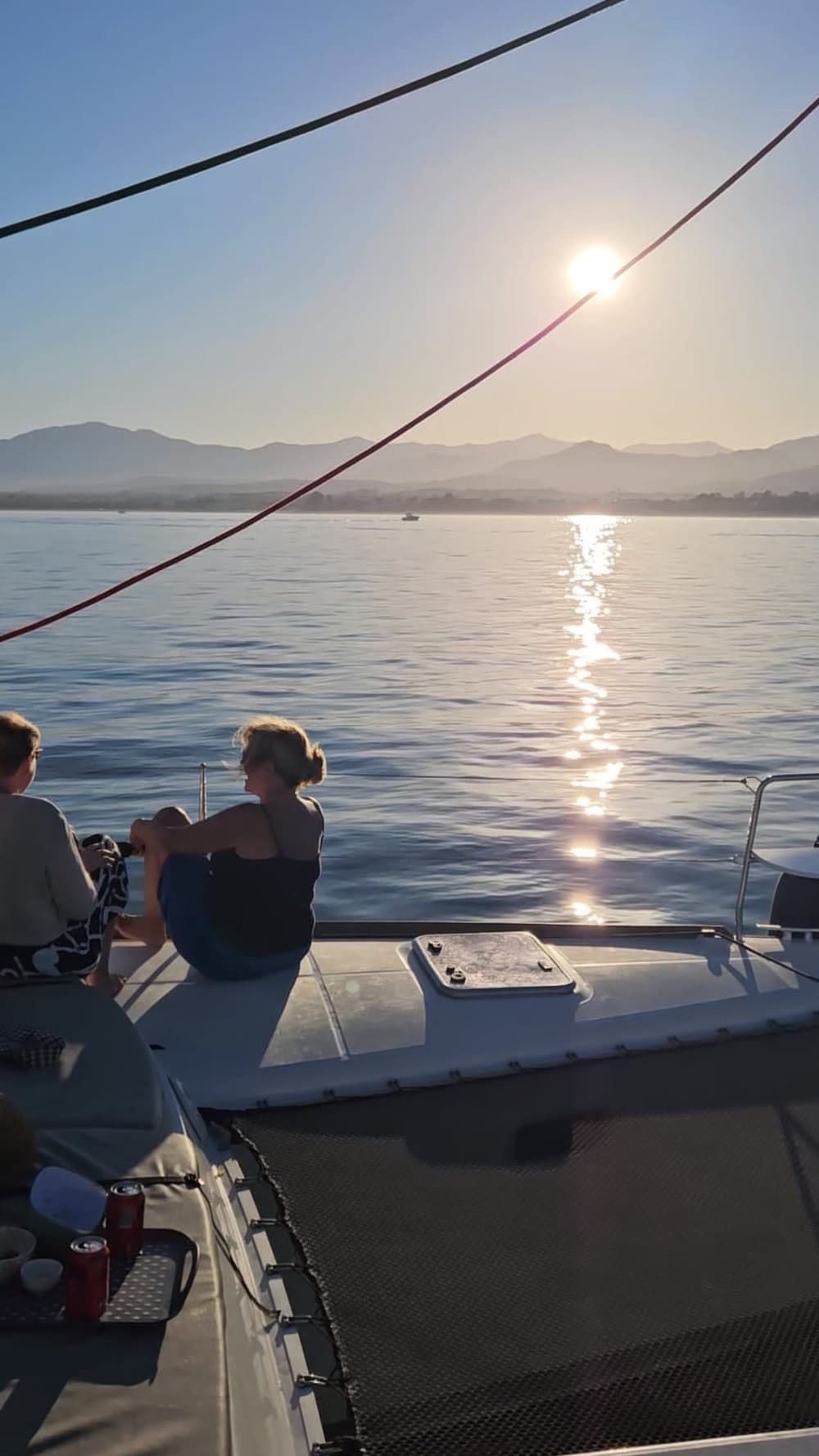 Solnedgångens gyllene timme på katamaran med utsikt över Marbella